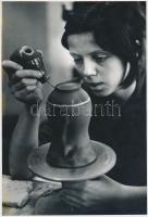 1975 Bahget Iskander: Munka közben, a szerző által feliratozott vintage fotóművészeti alkotás, 24x18 cm