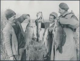 cca 1960 Kotnyek Antal (1921-1990): Boldog halászok, képriport, a szerző hagyatékában található nega...