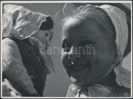 cca 1935 Osoha László: Gyermek a babával, jelzetlen vintage fotóművészeti alkotás a szerző hagyatékából, 18x24 cm