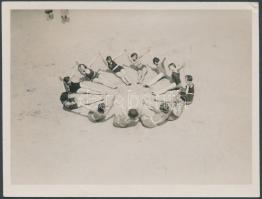 1929 Budapest, Szigeti starnd, Szentpál Olga tánccsoportjának tagjai körben hajladozva, feliratozott fotó az iskola arcívumából, 9x11,5 cm