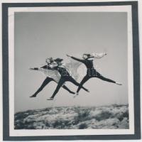 cca 1935 Szöllősy Kálmán (1887-1976) jelzetlen vintage fotója Szentpál Olga tánccsoportjának tagjairól, az iskola arcívumából, 6x6 cm