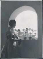 1937 Korschelt Miklós (1900-1982): Merengés, aláírt vintage fotóművészeti alkotás, amely diplomát kapott a svájci Camera nemzetközi fotókiállításon, emlékjeggyel jelölve, 23x17 cm