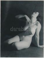 cca 1950 Demeter Károly (1892-1983): Műtermi aktfotó, a szerző hagyatékában levő vintage negatívról készült későbbi másolat, 24x18 cm
