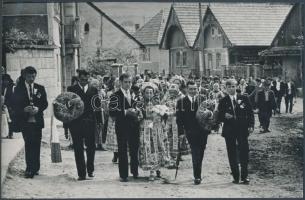 cca 1970 Kresz Albert: Románia, Kolozs megye, Vista, esküvői menet, pecséttel jelzett vintage fotó feliratozva, 16x24 cm