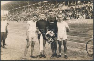 cca 1925 Schäffer udvari fényképész felvétele a kerékpárverseny győzteseiről a budapesti Millenáris Velodrom-ban, pecséttel jelzett fotólap, 9x14 cm