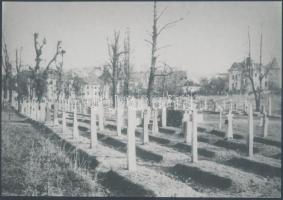 1945 Budapest, ideiglenes temető Budán, ahová a háború áldozatait temették el, dr. Kunszt János (1892&#8211;1960) hagyatékából későbbi másolat, 24x17 cm