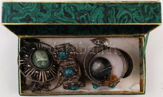 Fém bizsu tétel kicsit sérült dobozban, kopásnyomokkal, összesen 8 db