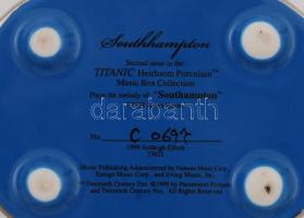 Titanic Heirloom porcelán zenélő doboz, tetején szintetikus kő berakással, matricás, jelzett, sorszá...