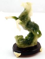 Achát tojás, tartóval, 5,5×7,5 cm + üveggolyó + lovat ábrázoló műgyanta szobor, fa talapzaton, jelzé...