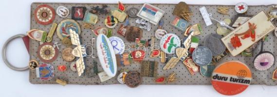 ~120db vegyes magyar és külföldi jelvény a szocialista időszakból és az 1990-es évekből műbőr albumb...