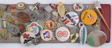 ~120db vegyes magyar és külföldi jelvény a szocialista időszakból és az 1990-es évekből műbőr albumb...