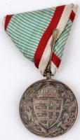 1929. "Magyar Háborús Emlékérem kardokkal, sisakkal" hadifém kitüntetés mellszalagon T:2
H...