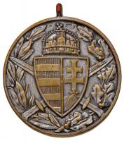1929. "Magyar Háborús Emlékérem kardokkal, sisakkal" ezüstözött bronz kitüntetés mellszala...