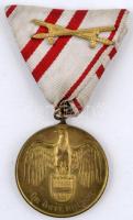 Ausztria 1932. "Osztrák Háborús Emlékérem" Br emlékérem szalagon kardokkal T:2
Austria 193...
