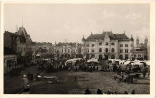 Léva felszabadult, Fő tér, piac, Holzmann, Borcsányi és Csernák, Vámos, Pál L., Trebitsch Ignác, Singer Izidór üzlete, benzinkút / main square, market place, shops, automobiles, autobus, gas station