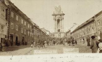 1899 Selmecbánya, Szentháromság tér és szobor, Piccolo kávéház, Kávéház a jó baráthoz, Gutfreund Samu üzlete / square and statue, shops, photo (EK)