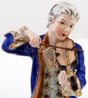 Két kardos jelzéssel porcelán hegedűs, kézzel festett, kis kopásnyomokkal, m: 26,5 cm