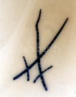 Két kardos jelzéssel porcelán hegedűs, kézzel festett, kis kopásnyomokkal, m: 26,5 cm