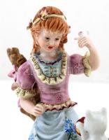 Kislány kismacskával figurális porcelán, kézzel festett, jelzett (két kardos), kis lepattanással, m:...