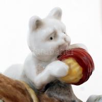 Kislány kismacskával figurális porcelán, kézzel festett, jelzett (két kardos), kis lepattanással, m:...