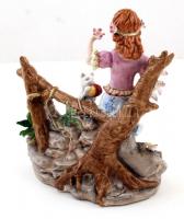 Kislány kismacskával figurális porcelán, kézzel festett, jelzett (két kardos), kis lepattanással, m:...