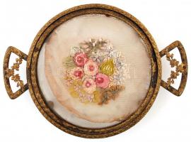 Díszes réz hamutartó, üveg nélkül, m: 13,5 cm + dekoratív réz tálka, benne üveglappal és sérült gobe...