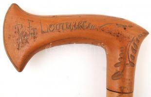 Régi fából készült túrabot 15 db különféle, magyar ill., külföldi városokat ábrázoló jelvénnyel, h: ...