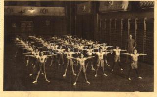 Budapest V. Kegyes Tanítórendi Gimnázium, tornaterem, tornázó gyerekek (ázott sarok / wet corner)