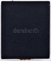 ~1960. "Magyar Olimpiai Bizottság" zománcozott jelvény eredeti dísztokban T:1-