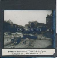 cca 1920 Budapest, az Uránia Szemléltető Taneszköz Gyára által kiadott üveg diapozitív kép a Baross téri villamos közlekedésről, a 17-es és 15-ös villamosok az előtérben, 8x8 cm