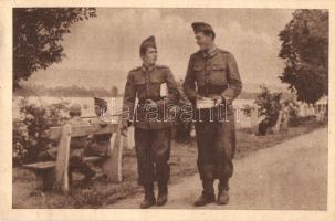 Honvédeink üdülésük alatt is gyarapítják tudásukat! / Hungarian military, soldiers with books, propaganda (kis szakadás / small tear)