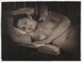 cca 1950 Tiszavölgyi József: Édes álom, aláírt vintage fotóművészeti alkotás, 30x40 cm / cca 1950 Nude photo, 30x40 cm