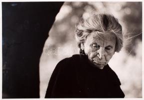 1986 Baricz Katalin: Portré, pecséttel jelzett vintage fotóművészeti alkotás, 27x39 cm