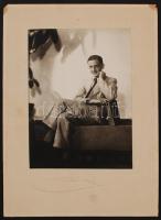 cca 1930 Rónai Dénes (1875-1964): A pálya kezdetén, aláírt, hideg pecséttel jelzett műtermi fotó, 23x16 cm, karton 34,5x24,5 cm