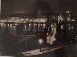 cca 1938 Budapest éjszakai kivilágításban, frissen hullott hóban, nagyméretű, jelzetlen fotó, alul k...