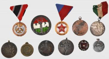 Kis doboznyi szocialista kitüntetés és jelvény tétel, benne jobb zománcozott darabokkal T:vegyes