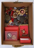 Kis doboznyi szocialista kitüntetés és jelvény tétel, benne jobb zománcozott darabokkal T:vegyes