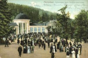 Marianske Lazne, Marienbad; Frühkonzert beim Ferdinandsbrunnen / fountain, concert (EK)