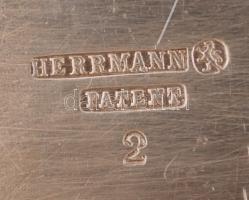 cca 1910 Herrmann Patent szecessziós ezüstözött kávékínáló, jelzett, m:13cm
Fém cukortartó, m:6cm