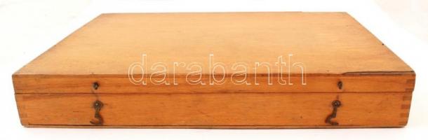 Nagy doboznyi társasjáték: különféle zsetonok, dobókockák, sakkfigurák, játéktáblák, stb. kapcsos fa...