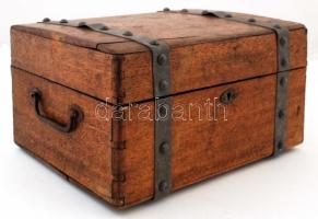 Fémpántos régi faláda, részben bélelt, kulcs nélkül, 33×24×16,5 cm