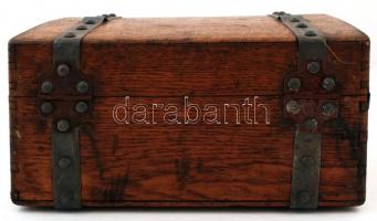 Fémpántos régi faláda, részben bélelt, kulcs nélkül, 33×24×16,5 cm