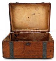 Fémpántos régi faláda, részben bélelt, kulcs nélkül, 33×24×16,5 cm