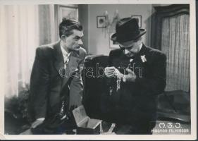 Makláry Zoltán (1896-1978) színész a "Három csengő" c. film (1941) egyik jelenetében, fotó, hátulján feliratozott, pecséttel jelzett, 8,5×12 cm