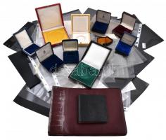 Doboznyi vegyes numizmatikai kellék tétel, benne sok bankjegytok, díszdobozok, berakólapok