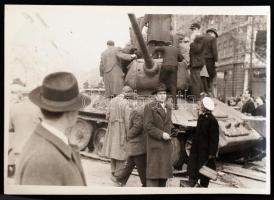 1956 21 db eredeti nagyítású érdekes, privát készítésű fotó az 1956-os forradalomról, 9,6x6,5cm /Ori...