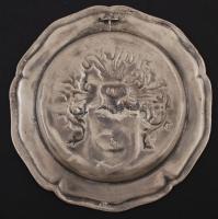 Régi díszes családi címeres fém tál, jelzés nélkül, kopásnyomokkal, d: 23 cm