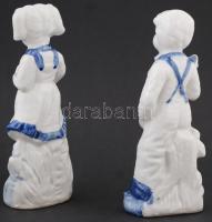 Kisfiú és kislány, 2 db porcelán szobor, kézzel festett, jelzés nélkül, kis kopásnyomokkal, m: 20 cm