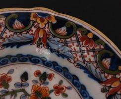 Porcelán tányérok: Makkum dísztányér, kézzel festett, javított, d:24cm
L jelzéssel kistányér, kézzel...