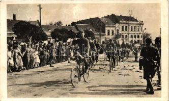 1938 Ipolyság, bevonulás, kerékpáros katonák / entry of the Hungarian troops, soldiers on bicycles 'vissza' So. Stpl (EK)